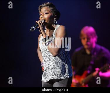 Estelle erscheint in Konzert in der RIMAC Arena auf dem Campus der Universität von Kalifornien, San Diego, in La Jolla, Kalifornien am 16. Januar 2009. Der Sänger ist die Durchführung an der UCSD als Teil von John Legend's 'Evolver' World Tour. (UPI Foto/Roger Williams). Stockfoto