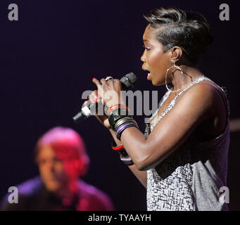 Estelle erscheint in Konzert in der RIMAC Arena auf dem Campus der Universität von Kalifornien, San Diego, in La Jolla, Kalifornien am 16. Januar 2009. Der Sänger ist die Durchführung an der UCSD als Teil von John Legend's 'Evolver' World Tour. (UPI Foto/Roger Williams). Stockfoto