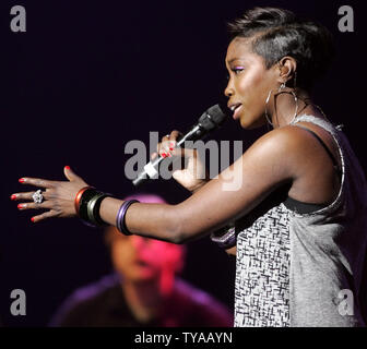 Estelle erscheint in Konzert in der RIMAC Arena auf dem Campus der Universität von Kalifornien, San Diego, in La Jolla, Kalifornien am 16. Januar 2009. Der Sänger ist die Durchführung an der UCSD als Teil von John Legend's 'Evolver' World Tour. (UPI Foto/Roger Williams). Stockfoto