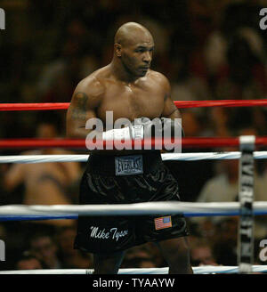 Mike Tyson sah bereit, als er heraus kam Englands Danny Williams zu Gesicht aber war KO in der vierten Runde an der Freiheit Hall in Louisville KY 30. Juli 2004. (UPI Foto/Roger Williams). Stockfoto