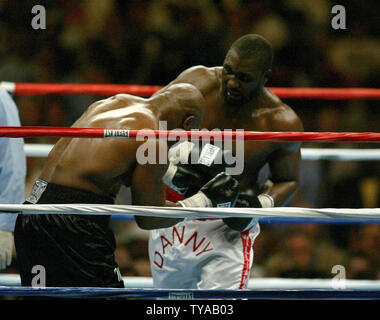 Englands Danny Williams Angriffe Mike Tyson ihn heraus klopfen in der vierten Runde an der Freiheit Hall in Louisville KY 30. Juli 2004. (UPI Foto/Roger Williams). Stockfoto