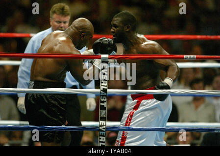 Englands Danny Williams KO Mike Tyson in der vierten Runde an der Freiheit Hall in Louisville KY 30. Juli 2004. (UPI Foto/Roger Williams). Stockfoto