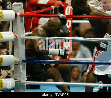 Englands Danny Williams heraus geklopft Mike Tyson in der vierten Runde an der Freiheit Hall in Louisville KY 30. Juli 2004. (UPI Foto/Roger Williams). Stockfoto