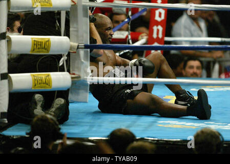 Mike Tyson KO'Ddurch Englands Danny Williams in der vierten Runde an der Freiheit Hall in Louisville KY 30. Juli 2004. (UPI Foto/Roger Williams). Stockfoto