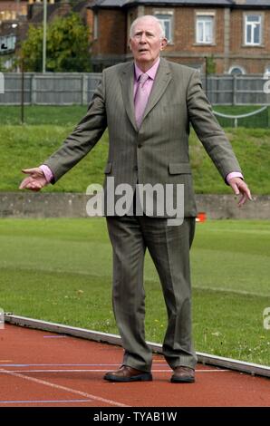 Legendären britischen Athleten Sir Roger Bannister (75) überquert die Ziellinie in Abingdon Road leichtathletikbahn am 50. Jahrestag seiner bricht Rekord in die Meile unter vier Minuten in Oxford am Mai 06,2004. Bannister erreicht die Zeit von 3 Minuten 59 Sekunden und vier Zehntel - 3:59,4. (UPI Foto/Hugo Philpott) Stockfoto