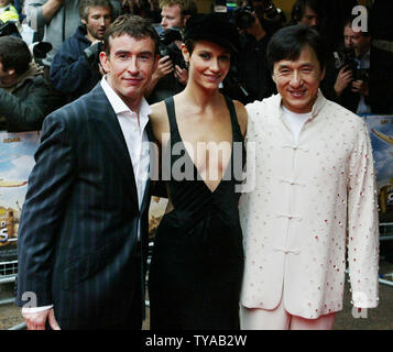 Der britische Schauspieler Steve Coogan (l), Cecile de France, (M) Jackie Chan (R) an der Europäischen Uraufführung von "In 80 Tagen um die Welt' in London am Juni 22,2004. (UPI Foto/Hugo Philpott) Stockfoto