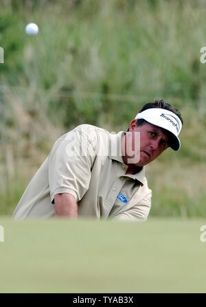 Amerikanischer Golfspieler Phil Mickelson Chips, die Kugel aus dem Bunker am ersten Tag des 133. British Open Golf Meisterschaft in Troon, Schottland am 15. Juli 2004. (UPI Foto/Hugo Philpott) Stockfoto