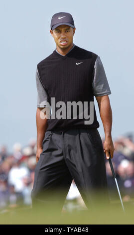 Amerikanischer Golfspieler Tiger Woods sieht verdutzt, als er nur knapp einen Schlag auf der dritten Bohrung am dritten Tag des 133. British Open Golf Meisterschaft in Troon, Schottland vermisst am Juli 17,2004. (UPI Foto/Hugo Philpott) Stockfoto