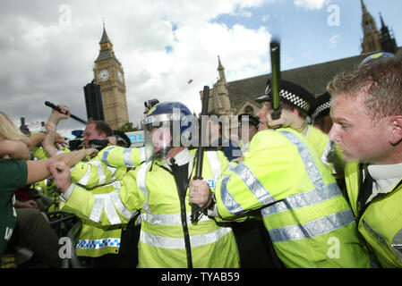 Britische Polizei Kampf mit pro-Fox Hunt Demonstranten im Londoner Parlament Platz am Mittwoch, den 15. September 2004. Rund 5.000 pro Jagd Demonstranten hatten sich am Tag war das Parlament die Abstimmung der Fuchsjagd in ganz Großbritannien zu verbieten. (UPI Foto/Hugo Philpott) Stockfoto