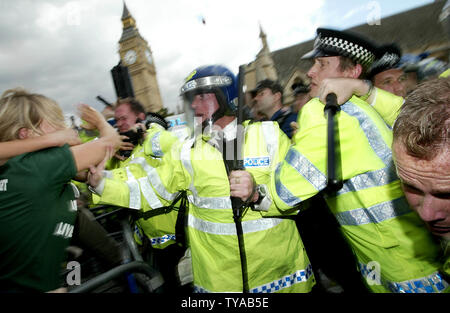 Britische Polizei Kampf mit pro-Fox Hunt Demonstranten im Londoner Parlament Platz am Mittwoch, den 15. September 2004. Rund 5.000 pro Jagd Demonstranten hatten sich am Tag der Abstimmung das Parlament der Fuchsjagd in ganz Großbritannien zu verbieten. (UPI Foto/Hugo Philpott) Stockfoto