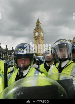 Britische Polizei Kampf mit pro-Fox Hunt Demonstranten im Londoner Parlament Platz am Mittwoch, September 15,2004. Rund 5.000 pro Jagd Demonstranten hatten sich am Tag war das Parlament die Abstimmung der Fuchsjagd in ganz Großbritannien zu verbieten. (UPI Foto/Hugo Philpott) Stockfoto