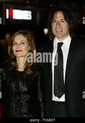 Der amerikanische Regisseur David O Russell (R) und die französische Schauspielerin Isabelle Huppert kommt für die Premiere ihres neuen Films "I Love Huckabees" im Londoner Leicester Square am 4. November 2004. (UPI Foto/Hugo Philpott) Stockfoto