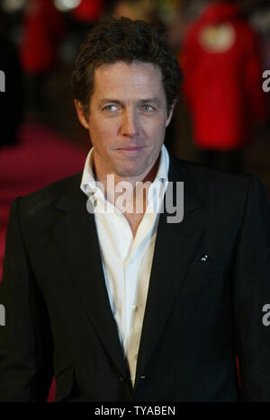 Der britische Schauspieler Hugh Grant kommt an der Premiere seines neuen Films "Bridget Jones, am Rande des Wahnsinns" in London am 09. November 2004. (UPI Foto/Hugo Philpott) Stockfoto