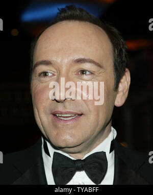 Amerikanische Schauspieler Kevin Spacey erreicht das Europäische Premiere von seinem neuen Film "Jenseits des Meeres", in London am 25. November 2004. (UPI Foto/Hugo Philpott) Stockfoto