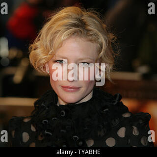 Britische Schauspielerin Cate Blanchett erreicht das Europäische Premiere seines neuen Films "The Aviator" im Londoner West End am 19. Dezember 2004. (UPI Foto/Hugo Philpott) Stockfoto