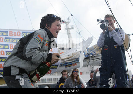 Britische Sailor Ellen MacArthur feiert ihr Solo "rund um die Welt Reise in der Rekordzeit von 71 Tagen, 14 Stunden, 18 Minuten und 33 Sekunden in den Hafen von Falmouth. Dieses Mal schlug den bisherigen Rekord von Zeit Franzose Francis Joyon von 1 Tag, 18 Stunden und 35 Minuten am 8. Februar 2005. (UPI Foto/Hugo Philpott) Stockfoto