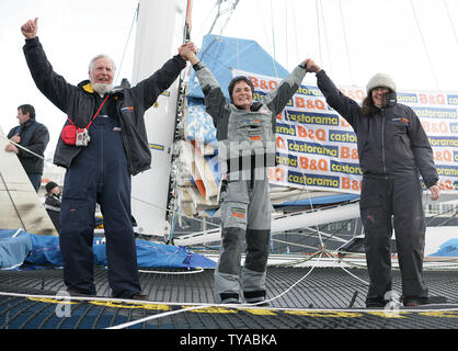 Britische Sailor Ellen MacArthur feiert mit ihren Eltern Ken (L) und Avril (R), nachdem sie in den Hafen von Falmouth am 8. Februar 2005 gesegelt. MacArthur abgeschlossen Die solo um die Welt Reise in Rekordzeit von 71 Tagen, 14 Stunden, 18 Minuten und 33 Sekunden den bisherigen Rekord von Zeit Franzose Francis Joyon's schlagen um mehr als einen Tag. (UPI Foto/Hugo Philpott) Stockfoto