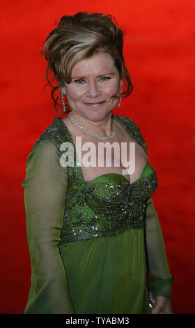 Britische Schauspielerin Imelda Staunton kommt an der British Academy Awards im Londoner West End am 12. Februar 2005. (UPI Foto/Hugo Philpott) Stockfoto