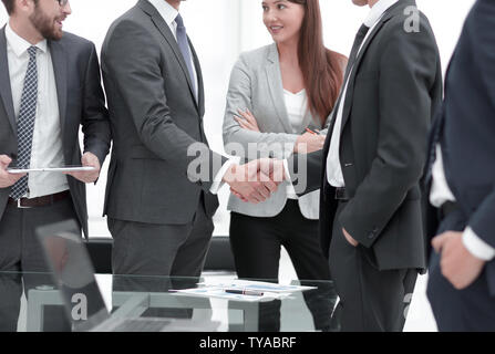 Zwei heiteren Geschäftsmänner Händeschütteln mit Lächeln an Büro mit Stockfoto