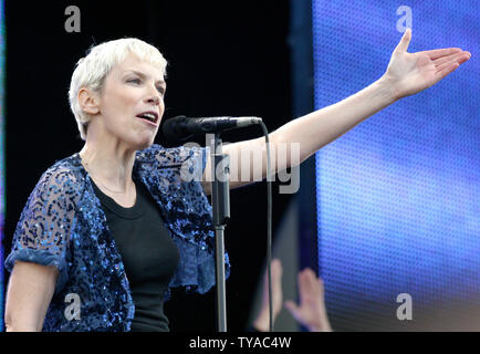 Sängerin Annie Lennox führt während des Live8-Konzert im Hyde Park in London, England Juli 2, 2005. Das Konzert, gleichzeitig in vielen Städten der Welt, darunter Paris, Berlin, Rom und Philadelphia gehalten wird, soll die Aufmerksamkeit auf die Armut in der Welt vor dem G8-Treffen in der kommenden Woche in Schottland zu nennen. (UPI Foto/David Silpa) Stockfoto