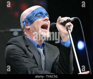 Michael Stipe des Rock Gruppe REM führt während des Live8-Konzert im Hyde Park in London, England Juli 2, 2005. Das Konzert, gleichzeitig in vielen Städten der Welt, darunter Paris, Berlin, Rom und Philadelphia gehalten wird, soll die Aufmerksamkeit auf die Armut in der Welt vor dem G8-Treffen in der kommenden Woche in Schottland zu nennen. (UPI Foto/David Silpa) Stockfoto