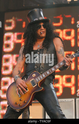 Gitarrist Slash der Rockgruppe Velvet Revolver führt während des Live8-Konzert im Hyde Park in London, England Juli 2, 2005. Die Konzerte, die gleichzeitig in vielen Städten der Welt, darunter Paris, Berlin, Rom und Philadelphia gehalten wird, soll die Aufmerksamkeit auf die Armut in der Welt vor dem G8-Treffen in der kommenden Woche in Schottland zu nennen. (UPI Foto/David Silpa) Stockfoto