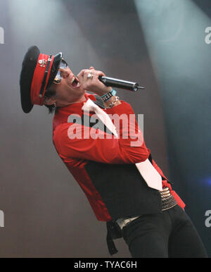 Scott Weiland von der Rockgruppe Velvet Revolver führt während des Live8-Konzert im Hyde Park in London, England Juli 2, 2005. Die Konzerte, die gleichzeitig in vielen Städten der Welt, darunter Paris, Berlin, Rom und Philadelphia gehalten wird, soll die Aufmerksamkeit auf die Armut in der Welt vor dem G8-Treffen in der kommenden Woche in Schottland zu nennen. (UPI Foto/David Silpa) Stockfoto