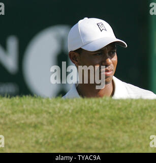 Amerikanischer Golfspieler Tiger Woods auf der ersten offiziellen Praxis Tag am Old Course von St. Andrews auf Dienstag, 12. Juli 2005. (UPI Foto/Hugo Philpott) Stockfoto