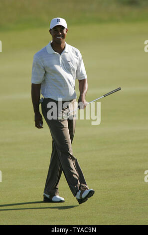 Amerikanischer Golfspieler Tiger Woods sieht auf den ersten offiziellen Praxis Tag am Old Course von St. Andrews auf Dienstag, den 12. Juli 2005 (UPI Foto/Hugo Philpott) Stockfoto