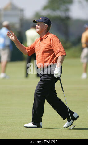 Amerikanischer Golfspieler Jack Nicklaus sieht auf den ersten offiziellen Praxis Tag am Old Course von St. Andrews auf Dienstag, den 12. Juli 2005 (UPI Foto/Hugo Philpott) Stockfoto