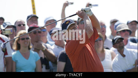 Amerikanischer Golfspieler Jack Nicklaus spielt ein Laufwerk auf dem ersten offiziellen Praxis Tag am Old Course von St. Andrews auf Dienstag, den 12. Juli 2005 (UPI Foto/Hugo Philpott) Stockfoto