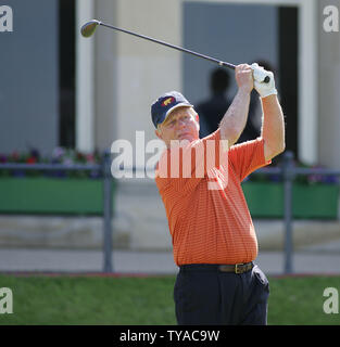 Amerikanischer Golfspieler Jack Nicklaus spielt ein Laufwerk auf dem ersten offiziellen Praxis Tag am Old Course von St. Andrews auf Dienstag, den 12. Juli 2005 (UPI Foto/Hugo Philpott) Stockfoto