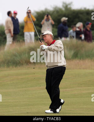 Amerikanischer Golfspieler Jack Nicklaus spielt eine Fahrrinne Schuß am ersten Tag an den 2005 British Open Golf Championship auf dem Old Course von St. Andrews in Schottland am 14. Juli 2005. (UPI Foto/Hugo Philpott) Stockfoto