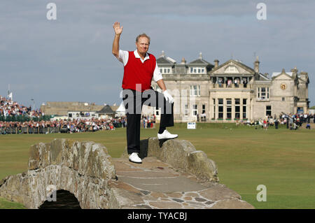 Amerikanischer Golfspieler Jack Nicklaus Wellen einer emotionalen Verabschiedung auf der berühmten Swilken Bridge in seiner letzten British Open Championship auf dem Old Course von St. Andrews am Freitag, den 15. Juli 2005. (UPI Foto/Hugo Philpott) Stockfoto