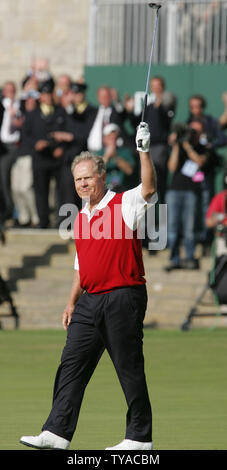 Amerikanischer Golfspieler Jack Nicklaus Wellen einer emotionalen Verabschiedung auf dem 18 Grün in seinem letzten British Open Championship auf dem Old Course von St. Andrews am Freitag, den 15. Juli 2005. (UPI Foto/Hugo Philpott) Stockfoto