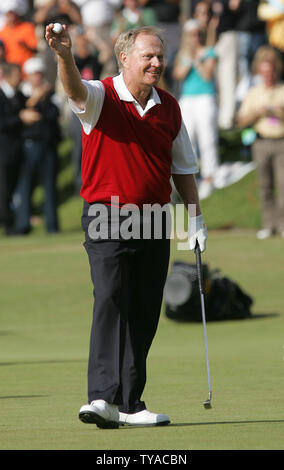 Amerikanischer Golfspieler Jack Nicklaus Wellen einer emotionalen Verabschiedung auf dem 18 Grün in seinem letzten British Open Championship auf dem Old Course von St. Andrews am Freitag, den 15. Juli 2005. (UPI Foto/Hugo Philpott) Stockfoto