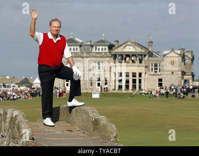 Amerikanischer Golfspieler Jack Nicklaus Wellen einer emotionalen Verabschiedung auf der berühmten Swilken Bridge in seiner letzten British Open Championship auf dem Old Course von St. Andrews am Freitag, den 15. Juli 2005. (UPI Foto/Hugo Philpott) Stockfoto