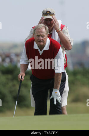 Amerikanischer Golfspieler Jack Nicklaus in Aktion auf der 16 in seinem letzten Briten öffnen championshipat auf dem Old Course von St. Andrews am Freitag, den 15. Juli 2005. (UPI Foto/Hugo Philpott) Stockfoto