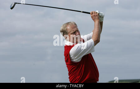 Amerikanischer Golfspieler Jack Nicklaus spielt eine Fahrt auf dem 17 Loch in seinem letzten British Open Championship auf dem Old Course von St. Andrews am Freitag, den 15. Juli 2005. (UPI Foto/Hugo Philpott) Stockfoto