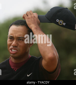 Amerikanischer Golfspieler Tiger Woods sieht über einen Schuß während der Endrunde der 2005 British Open Championship auf dem Old Course von St. Andrews am Sonntag, den 17. Juli 2005. (UPI Foto/Hugo Philpott) Stockfoto