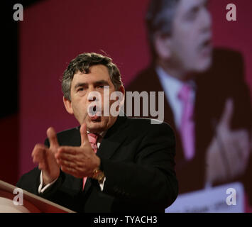 Schatzkanzler Gordon Brown liefert seine Grundsatzrede auf dem Parteitag der Labour Party in Brighton, England am Montag, den 26. September 2005. Herr Braun ist weitgehend akzeptiert, Tony Blair, der neue Führer der Labour Party vor dem Ende der Amtszeit Labour in der Regierung zu folgen. (UPI Foto/Hugo Philpott) Stockfoto