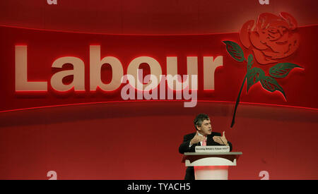 Schatzkanzler Gordon Brown liefert seine Grundsatzrede auf dem Parteitag der Labour Party in Brighton, England am Montag, den 26. September 2005. Herr Brown ist weithin akzeptierte Tony Blair als Führer der Labour Party vor dem Ende der Amtszeit Labour in der Regierung zu folgen. (UPI Foto/Hugo Philpott) Stockfoto