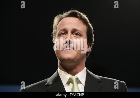 Herr David Cameron liefert seine Antrittsrede als neuer Führer der Konservativen Partei für die Medien und die Partei treu in London am 6. Dezember 2005. Herr Cameron und David Davis haben die letzten sechs Wochen Wahlkampf um das Land verbrachte die neuen Führer zu werden. Cameron wird die fünfte neue Führer der Konservativen Partei seit John Major an Tony Blair im Jahr 1997 verloren. (UPI Foto/Hugo Philpott) Stockfoto