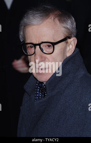 Amerikanische Schauspieler und Regisseur Woody Allen nimmt an der britischen Premiere von 'Match Point' im Curzon Mayfair in London am 18. Dezember 2005. (UPI Foto/Rune Hellestad) Stockfoto