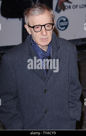 Amerikanische Schauspieler und Regisseur Woody Allen nimmt an der britischen Premiere von 'Match Point' im Curzon Mayfair in London am 18. Dezember 2005. (UPI Foto/Rune Hellestad) Stockfoto