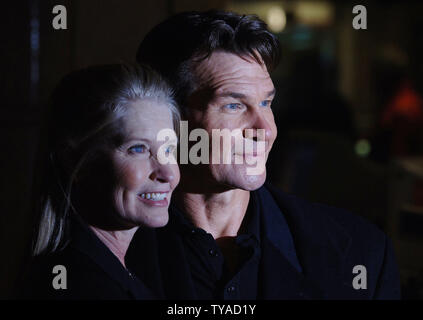 Amerikanische Schauspieler Patrick Swayze und seine Frau Lisa Niemi nehmen an der britischen Premiere von "Halten der Mama' bei Vue, Leicester Square in London am 28. November 2005. (UPI Foto/Rune Hellestad) Stockfoto