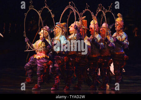 Cirque du Soleil "Alegria" kehrt für einen zweiten Durchlauf in der Royal Albert Hall in London am 4. Januar 2006. (UPI Foto/Rune Hellestad) Stockfoto