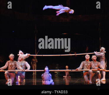 Cirque du Soleil "Alegria" kehrt für einen zweiten Durchlauf in der Royal Albert Hall in London am 4. Januar 2006. (UPI Foto/Rune Hellestad) Stockfoto