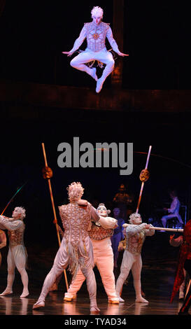 Cirque du Soleil "Alegria" kehrt für einen zweiten Durchlauf in der Royal Albert Hall in London am 4. Januar 2006. (UPI Foto/Rune Hellestad) Stockfoto