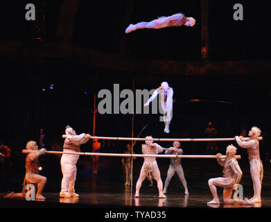 Cirque du Soleil "Alegria" kehrt für einen zweiten Durchlauf in der Royal Albert Hall in London am 4. Januar 2006. (UPI Foto/Rune Hellestad) Stockfoto